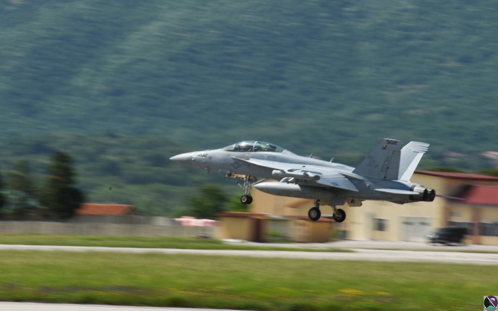 Jet takes off at Aviano